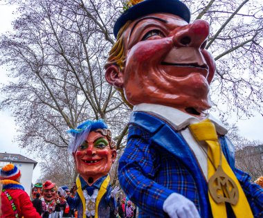 14 Şubat 2026. Mainz, Almanya. Çocuklar ve Gençlik Maskesi Yürüyüşü, kostümlü çocuklar ve gençlerden oluşan canlı bir karnaval aldır. Editör fotoğrafı.