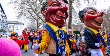 14 Şubat 2026. Mainz, Almanya. Çocuklar ve Gençlik Maskesi Yürüyüşü, kostümlü çocuklar ve gençlerden oluşan canlı bir karnaval aldır. Editör fotoğrafı.