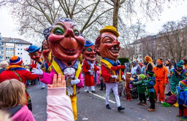 14 Şubat 2026. Mainz, Almanya. Çocuklar ve Gençlik Maskesi Yürüyüşü, kostümlü çocuklar ve gençlerden oluşan canlı bir karnaval aldır. Editör fotoğrafı.