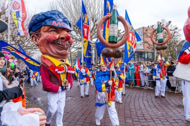 16 Şubat 2026. Mainz, Almanya. Mainzer Fastnacht. Rosenmontag. Katılımcılar ve kalabalık geleneksel sokak karnavalı geçit törenini kutluyor. Sadece editör kullanımı.