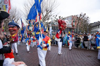 16 Şubat 2026. Mainz, Almanya. Mainzer Fastnacht. Rosenmontag. Katılımcılar ve kalabalık geleneksel sokak karnavalı geçit törenini kutluyor. Sadece editör kullanımı.