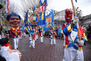 16 Şubat 2026. Mainz, Almanya. Mainzer Fastnacht. Rosenmontag. Katılımcılar ve kalabalık geleneksel sokak karnavalı geçit törenini kutluyor. Sadece editör kullanımı.