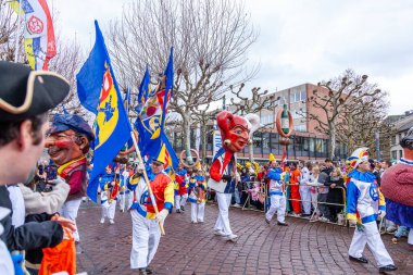 16 Şubat 2026. Mainz, Almanya. Mainzer Fastnacht. Rosenmontag. Katılımcılar ve kalabalık geleneksel sokak karnavalı geçit törenini kutluyor. Sadece editör kullanımı.
