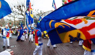 16 Şubat 2026. Mainz, Almanya. Mainzer Fastnacht. Rosenmontag. Katılımcılar ve kalabalık geleneksel sokak karnavalı geçit törenini kutluyor. Sadece editör kullanımı.