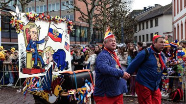 16 Şubat 2026. Mainz, Alman. Mainzer Rosenmontag. Putin 'in Taht' ta, Trump 'ın Mainz Rosenmontag Yürüyüşü' nde Satirik Yüzme.
