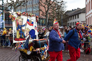 16 Şubat 2026. Mainz, Alman. Mainzer Rosenmontag. Putin 'in Taht' ta, Trump 'ın Mainz Rosenmontag Yürüyüşü' nde Satirik Yüzme.