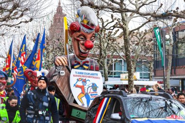 16 Şubat 2026. Mainz Rosenmontag Geçidi, Mainz, Almanya. Schwellkopp karnaval kalabalığının arasında. Arka planda Mainz Dom