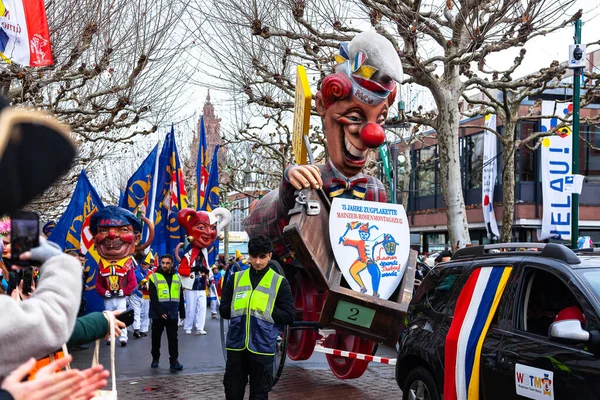 16 Şubat 2026. Mainz Rosenmontag Geçidi, Mainz, Almanya. Schwellkopp karnaval kalabalığının arasında. Fastnacht 'ın neşeli atmosferi.
