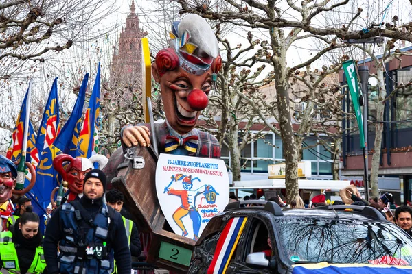 16 Şubat 2026. Mainz Rosenmontag Geçidi, Mainz, Almanya. Schwellkopp karnaval kalabalığının arasında. Arka planda Mainz Dom