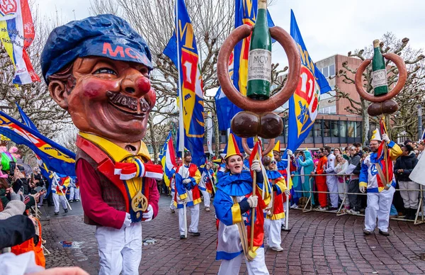16 Şubat 2026. Mainz Rosenmontag Geçidi, Mainz, Almanya. MCV logosu olan Schwellkopp heykelciği ve neşeli katılımcı kalabalığı..