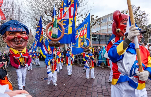 16 Şubat 2026. Mainz Rosenmontag Geçidi, Mainz, Almanya. MCV logosu olan Schwellkopp heykelciği ve neşeli katılımcı kalabalığı..