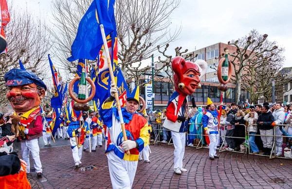 16 Şubat 2026. Mainz Rosenmontag Geçidi, Mainz, Almanya. Geleneksel Schwellkopp dev kafalı ve şenlikli kostümlü Rosenmontag geçidi.