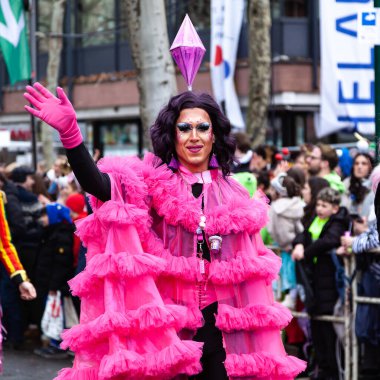 16 Şubat 2026. Rosenmontag Parade, Mainz, Almanya. Parlak pembe kostümlü canlı bir dansçı Mainz 'in karnaval enerjisini yayıyor..
