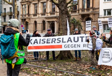 14 Mart 2026, Mainz, Almanya. Kaiserslautern 'den protestocular aşırı sağcılığa karşı mitingde Keine Naziler die Parlamente' de