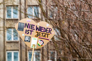 14 Mart 2026. Mainz, Almanya. Protestocular, büyük demokratik sokak gösterileri sırasında Nazilere ve ırkçılığa karşı el yapımı pankartlar taşıyorlar..