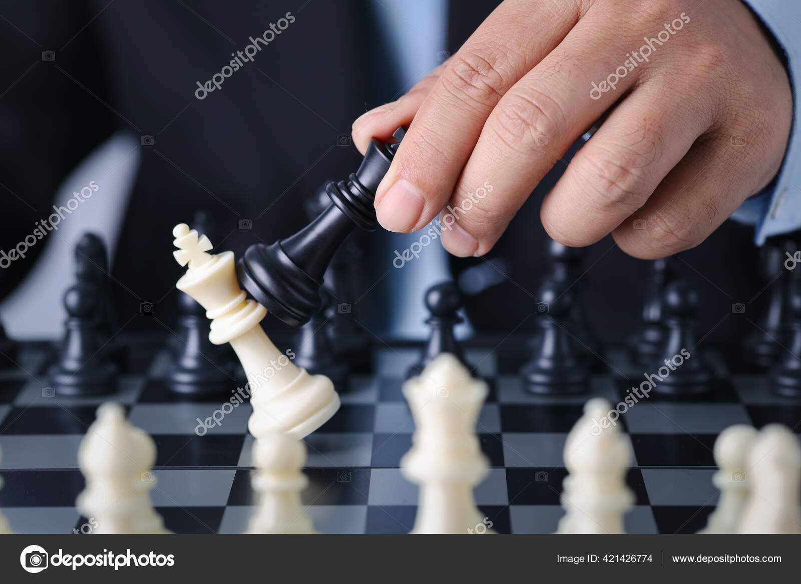 Dedo Empresário Controla Rei Xadrez Para Posição Sucesso Jogo Negócios  fotos, imagens de © Parkpoom #421426774