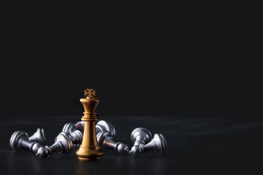 Ticari satranç tahtası stratejisi ve taktiği retro ahşap masa üzerinde, yönetim rekabeti fikri, başarı ve liderlik konsepti reklam içeriğiniz için kopyalama alanı ile.