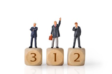 Minyatür insanlar: 1, 2 ve 3 numaralı ahşap kürsüde duran işadamı, yansıması ve izole edilmiş beyaz arkaplan (Mali ve İş yarışması konsepti))