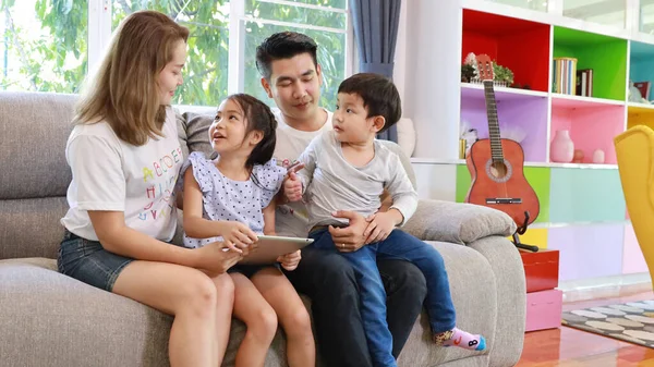 Szczęśliwa Azjatycka Rodzina Uczy Dzieci Syna Córkę Jak Używać Tabletu — Zdjęcie stockowe