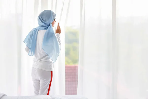 Rear View Beautiful Asian Arab Woman Wearing White Sleepwear Looking — Stock Photo, Image