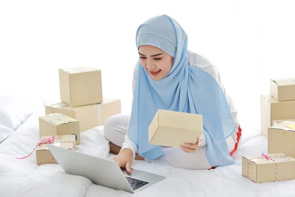 Mulher Árabe Asiática Bonita Jovem Sleepwear Com Aparência Atraente Sente — Fotografia de Stock
