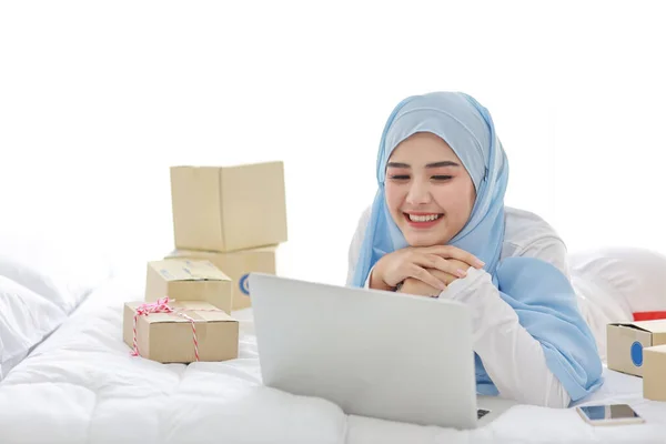 Beautiful Young Asian Muslim Woman Sleepwear Attractive Look Lies Bed — Stock Photo, Image