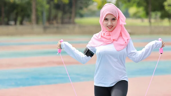 Atletische Jonge Aziatische Moslim Vrouw Sportkleding Staande Springtouw Buiten Voor — Stockfoto