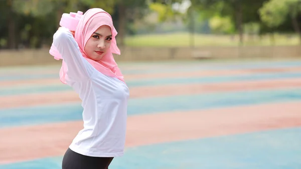 Zijaanzicht Atletische Jonge Aziatische Moslim Vrouw Sportkleding Staande Tillen Halters — Stockfoto