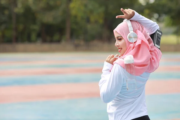 Mooie Fitness Atleet Aziatische Moslim Vrouw Drinken Van Water Het — Stockfoto