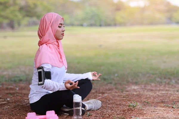 Vista Lateral Joven Mujer Musulmana Asiática Sentada Hierba Disfrutando Meditación —  Fotos de Stock