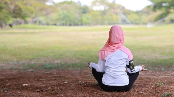 Bakifrån Ser Ung Asiatisk Muslimsk Kvinna Sitter Gräs Njuter Meditation — Stockfoto
