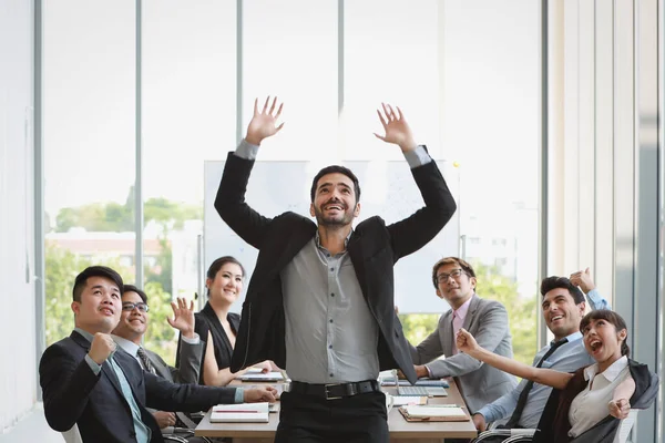 Pessoas Negócios Multiétnicos Levantando Mãos Conjunto Com Emoção Animada Resultado — Fotografia de Stock