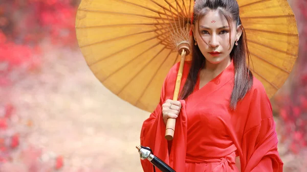 Retrato Bela Mulher Asiática Vestindo Traje Chinês Guerreiro Vermelho Com — Fotografia de Stock
