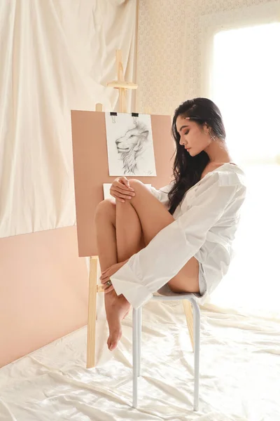 Asiatique Femme Artiste Blanc Chemise Prendre Une Pause Tout Dessin — Photo