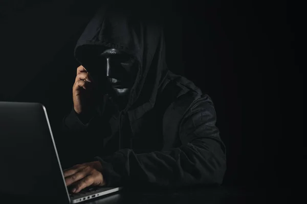 Небезпечний Анонімний Хакер Капюшоні Масці Використовуючи Комп Ютер Смартфон Чорному — стокове фото