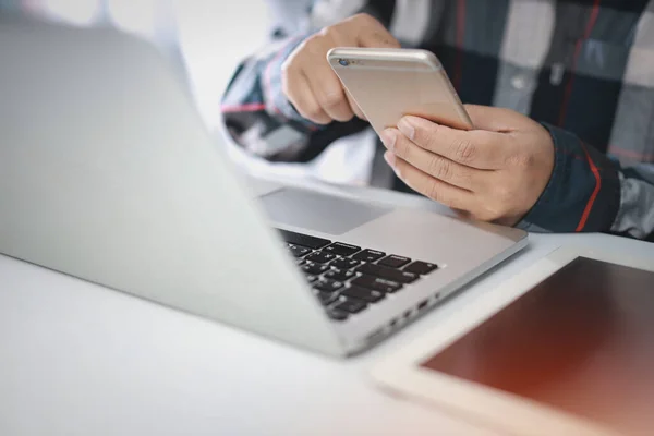 Adam Rahat Elbiseler Içinde Oturuyor Akıllı Telefon Dizüstü Bilgisayarı Online — Stok fotoğraf