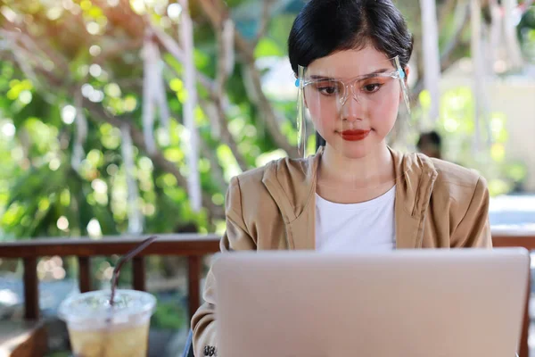 Ung Asiatisk Kvinna Business Casual Klänning Med Ansiktsskydd För Hälso — Stockfoto