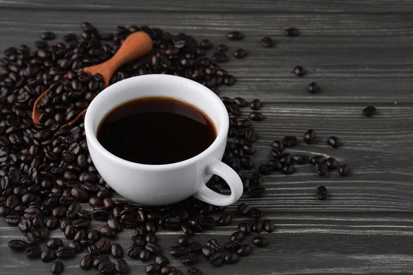 Taza Blanca Café Negro Con Frijoles Cuchara Madera Sobre Mesa — Foto de Stock