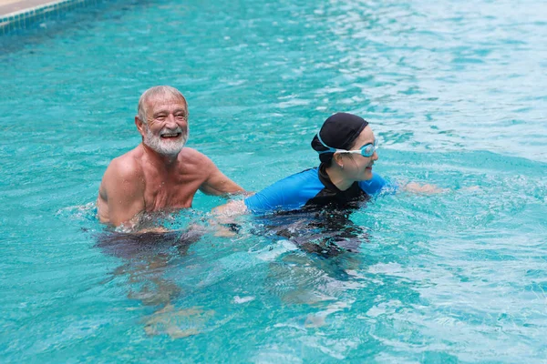 Coppia Pensionati Anziani Piscina Divertirsi Nuotare Insieme All Aperto Hotel — Foto Stock