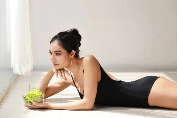 Güzel Sağlıklı Sportif Asyalı Genç Bir Kadın Elinde Salata Kasesi — Stok fotoğraf