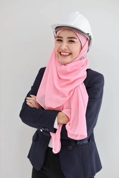 身披蓝色西服 身材高大的亚洲穆斯林女工程师站在工作室里 自信地笑着 — 图库照片