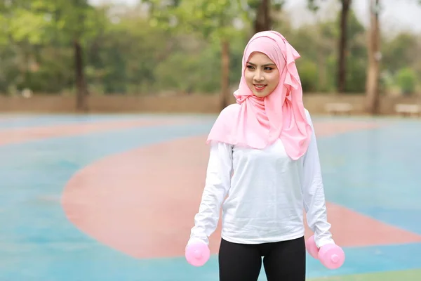 Atletische Jonge Aziatische Moslim Vrouw Sportkleding Staande Tillen Halters Openbare — Stockfoto