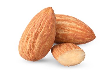 Soyulmuş badem fındıklarını beyaz arka planda kapatın. Reklamınız için kırpma yolu ve tam derinlik ile izole edilmiş.