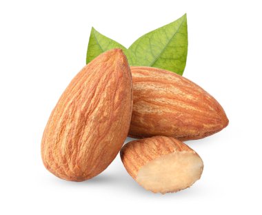 Soyulmuş badem fındıklarını ve beyaz zemin üzerindeki yaprağı kırpma yolu ve tam derinlik ile reklamınız için izole edin.