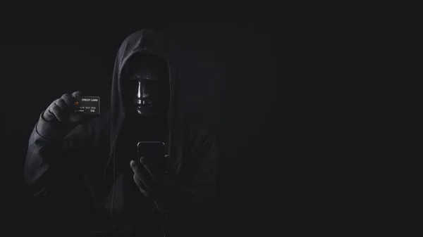 Небезпечний Анонімний Хакер Капюшоні Використовує Смартфон Тримає Кредитну Картку Розбиває — стокове фото