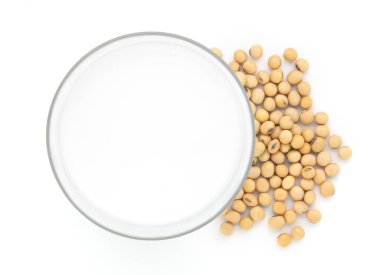 Beyaz arka planda soya fasulyeli soya sütü bardağını kapatın. Reklamınız için izole edilmiş. 