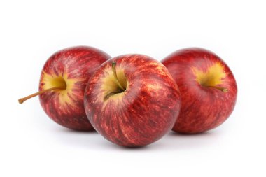 Beyaz arkaplanda 3 taze kırmızı elma izole edildi