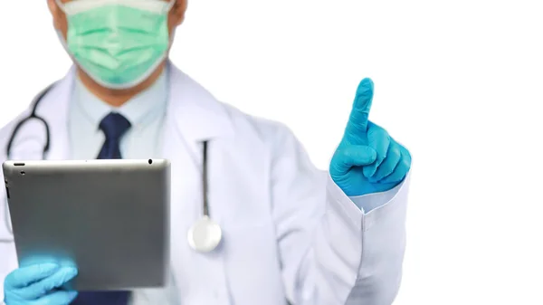 Doutor Homem Casaco Branco Com Máscara Proteção Segurando Tablet Apontando — Fotografia de Stock