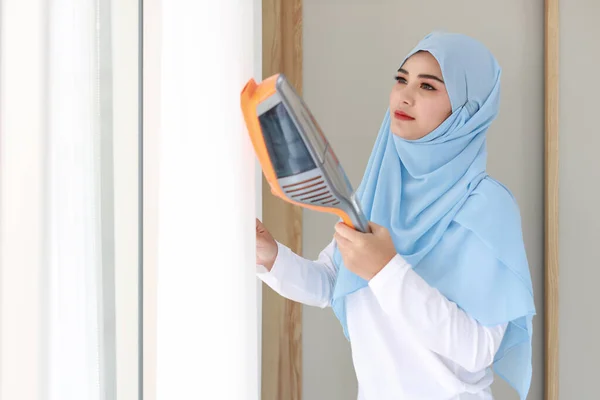 Active Young Beautiful Asian Muslim Housewife Woman Cleaning White Curtain — Stock Photo, Image
