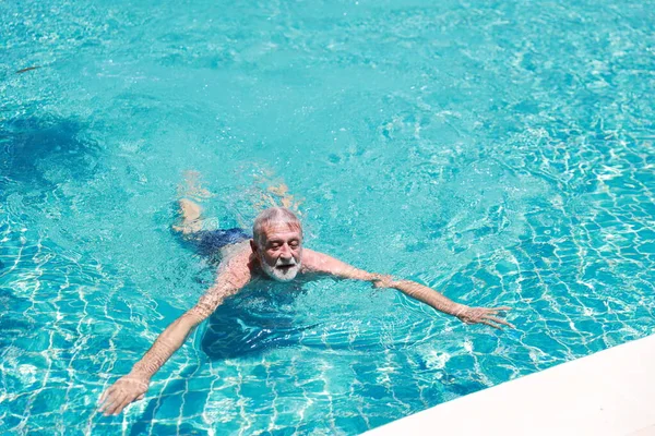 Feliz Anciano Caucásico Hombre Nadando Piscina Durante Las Vacaciones Jubilación — Foto de Stock